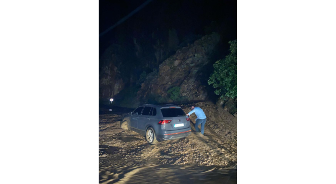 Artvin Şavşat kara yolunda heyelan: Yol ulaşıma kapandı 