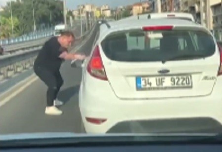 İzmir’de trafikte korku dolu anlar: Yol kesip kadın sürücünün aynasını kırdı 