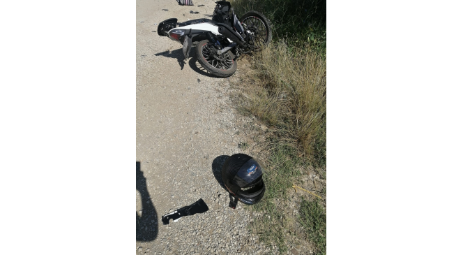 Otomobil ile motosiklet kafa kafaya &ccedil;arpıştı: 1 &ouml;l&uuml;, 2 yaralı 