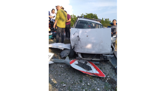 Direksiyon hakimiyetini kaybedince tabelaya &ccedil;arptı: 2 yaralı
