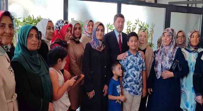 Adalet Bakanı Yılmaz Tun&ccedil;, depremzedelerle bir araya geldi
