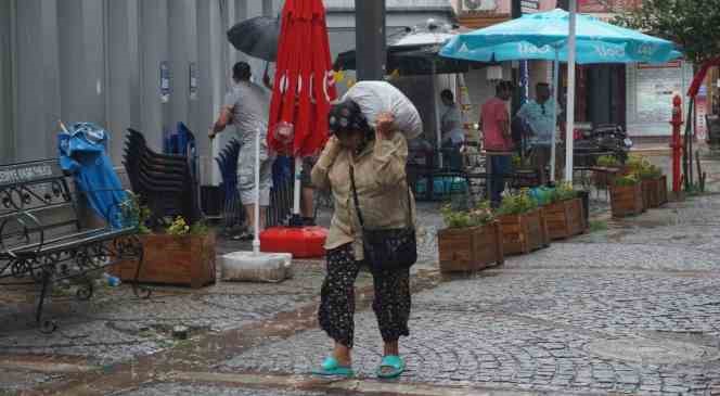 Tarihi efsanede yağmur altında kıran kırana yağlı g&uuml;reş
