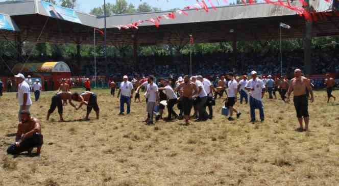 Er meydanında sağlık&ccedil;ılar durmadı: Sağlık&ccedil;ıların Kırkpınar mesaisi
