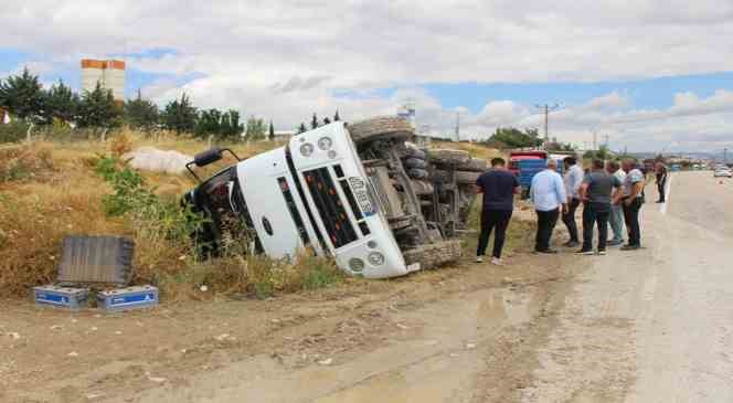 Amasyalı çiftçilerden örnek dayanışma: Yola dökülen bir tır dolusu arpayı topladılar