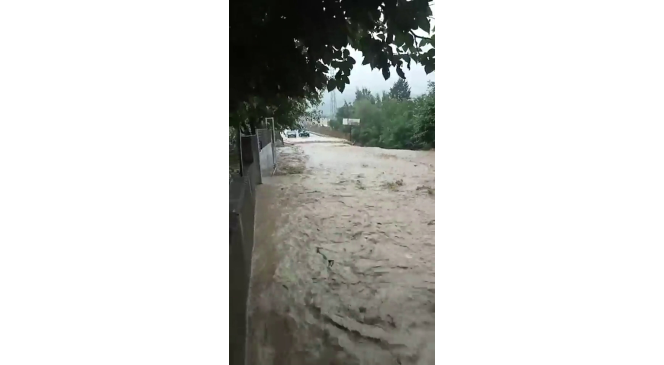 Dere taştı, &uuml;&ccedil; k&ouml;ye ulaşım sağlanan k&ouml;pr&uuml; ulaşıma kapandı
