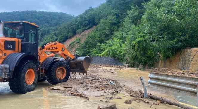 Zonguldak&rsquo;ta heyelan anı kamerada
