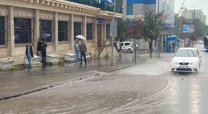 Erzurum’da sağanak yağmur hayatı felç etti
