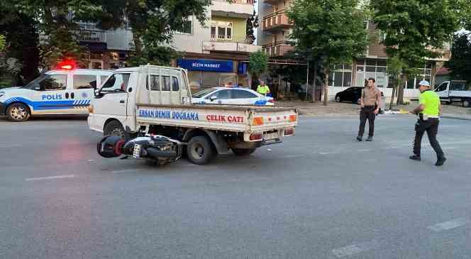 Motosiklet kamyonet altına girdi: S&uuml;r&uuml;c&uuml;s&uuml; kazayı yara almadan atlattı
