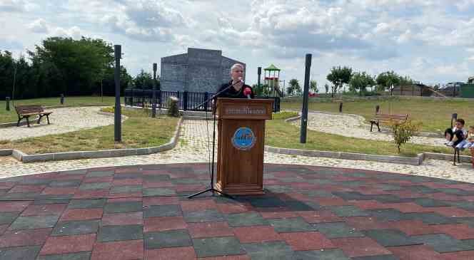 &Ccedil;orlu&rsquo;daki tren kazasında &ouml;lenler i&ccedil;in Uzunk&ouml;pr&uuml;&rsquo;de raylara karanfil bırakılarak anıldı
