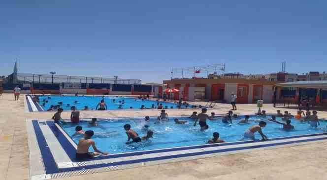 Şanlıurfa’da sıcak hava bunaltı vatandaşlar havuzlara koştu