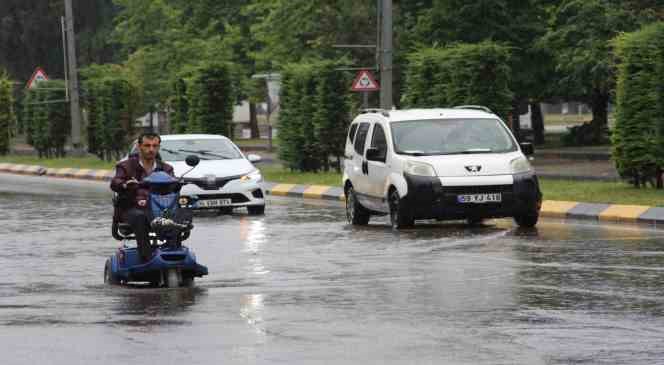 Trabzon’da sağanak yağış hayatı olumsuz etkiledi