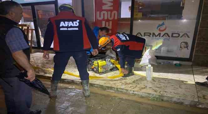 Giresun&rsquo;da sağanak yağış sonrası ev ve işyerlerini su bastı
