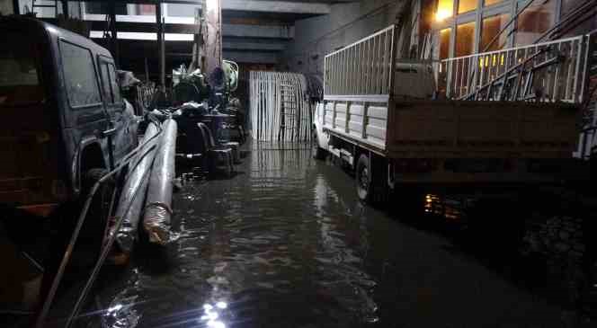Tokat&rsquo;ta sağanak yağış sonrası d&uuml;kkanları su bastı

