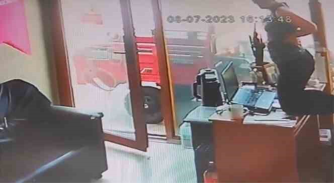 Çanakkale’de yılan iş yerine girdi, çalışan korkuyla masa üstüne çıktı