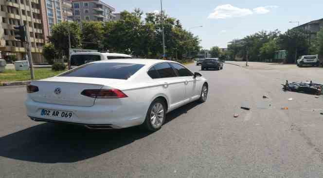 İki otomobil bir motosiklet çarpıştı: 1’i ağır 3 yaralı