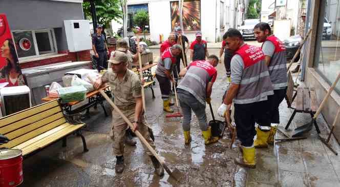 Ordu&rsquo;da sel sonrası temizlik &ccedil;alışmaları s&uuml;r&uuml;yor
