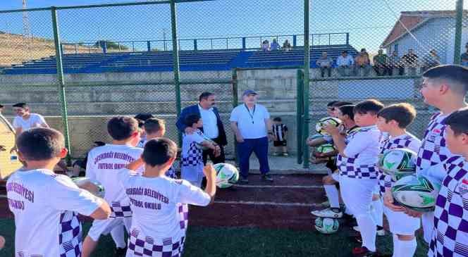&Ccedil;i&ccedil;ekdağı il&ccedil;esinde yaz futbol okulu başladı
