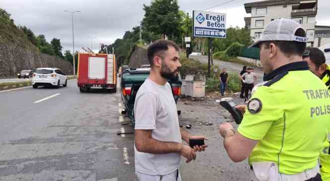 Telefona bakarken otomobili ile d&uuml;z yolda takla attı: 2 yaralı
