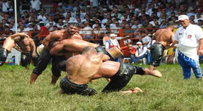 Aylar &ouml;ncesinden bilet alan g&uuml;reş severler, sistemi eleştirdi
