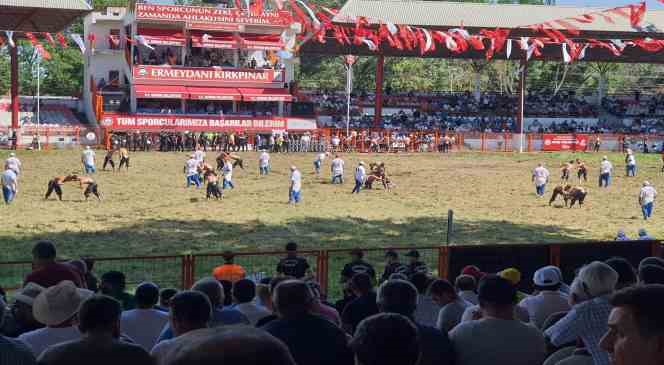 Altınovalı pehlivanlar Kırkpınar&rsquo;da k&uuml;rs&uuml;de
