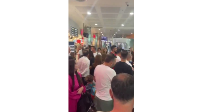 İzmir&rsquo;deki orman yangını u&ccedil;ak seferlerini iptal ettirdi 