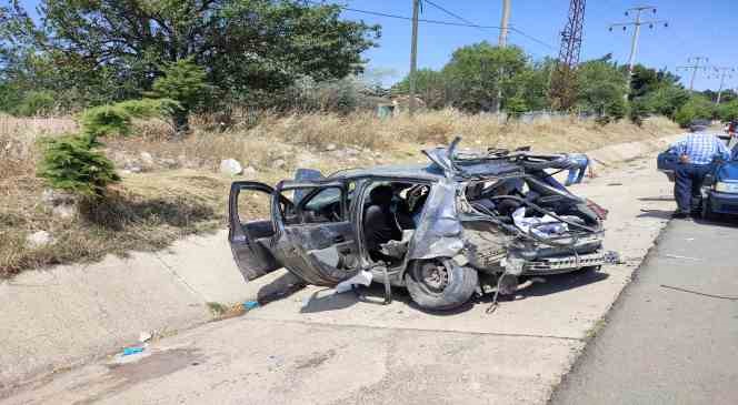 Keşan&rsquo;da iki otomobil &ccedil;arpıştı: 6 yaralı
