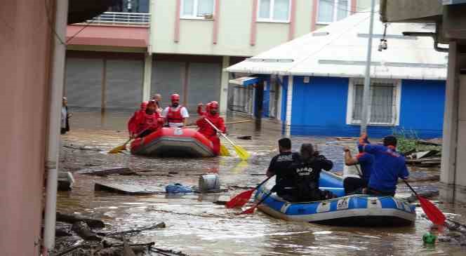 Giresun’un Piraziz ilçesinde Abdal Deresi taştı, ev ve iş yerlerinde mahsur kalan vatandaşlar botlarla kurtarıldı