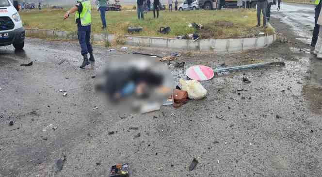 Sivas&rsquo;ta feci kaza, &ouml;l&uuml; ve yaralılar var
