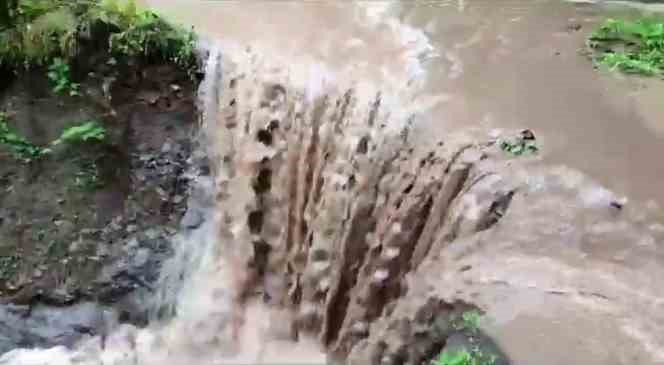 Tokat&rsquo;ta Sağanak yağış sonrası yol &ccedil;&ouml;kt&uuml;
