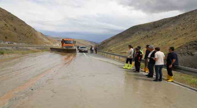 Erzincan - Sivas kara yolu ulaşıma a&ccedil;ıldı
