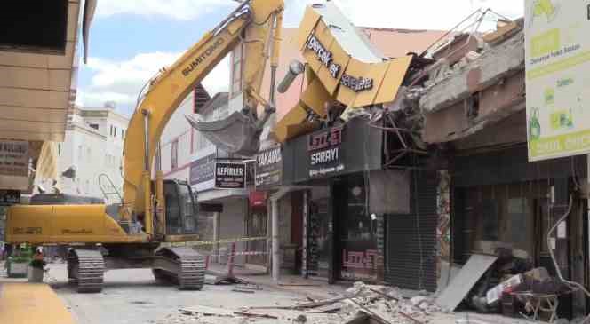 Osmaniye’de çöken binanın geri kalan kısmının kontrollü yıkımına başlandı