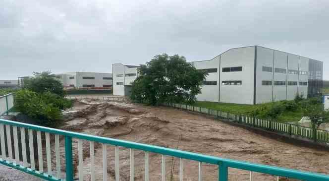 Giresun’un Piraziz ilçesinde Abdal Deresi taştı, ev ve iş yerlerini su bastı