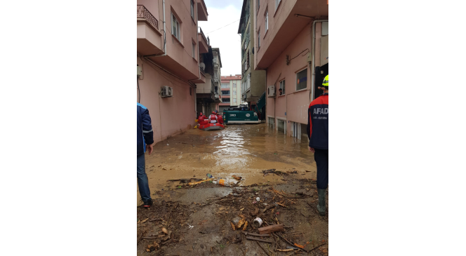 Giresun&rsquo;un Piraziz il&ccedil;esinde Abdal Deresi taştı, ev ve iş yerlerinde mahsur kalan vatandaşlar botlarla kurtarıldı
