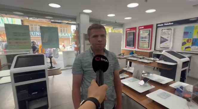 M&uuml;şteri gibi gelip cep telefonu &ccedil;aldı, o anlar g&uuml;venlik kamerasına yansıdı
