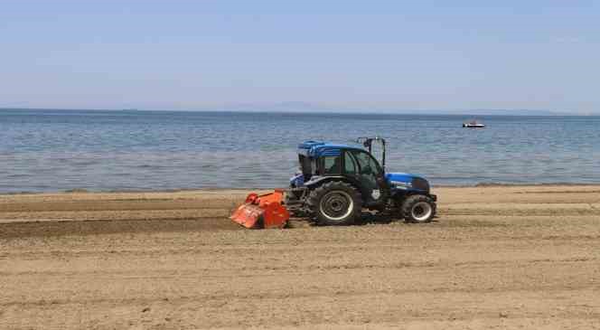 Yalova&rsquo;da lodos sonrası yosunlar kaplanan kıyı şeridi temizlendi

