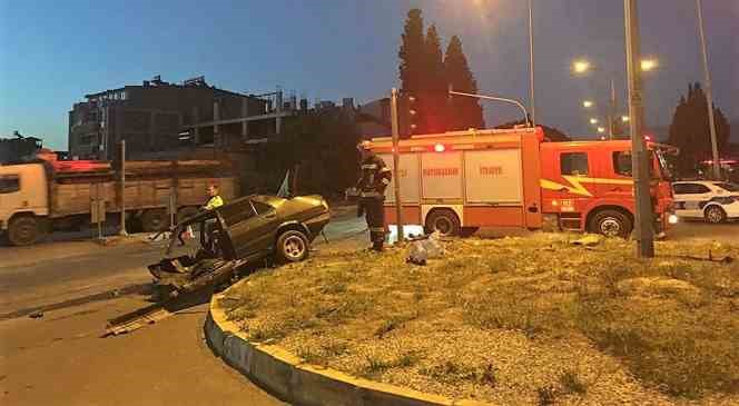 Korkunç kazada otomobil ikiye ayrıldı: 2 yaralı