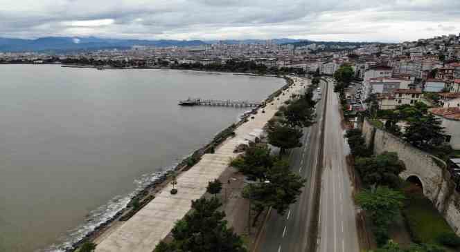 Ordu&rsquo;da sel ve heyelan nedeniyle kapanan sahil yolu ulaşıma a&ccedil;ıldı
