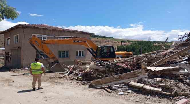 Doğanşehir’de ağır hasarlı binaların yıkımı sürüyor