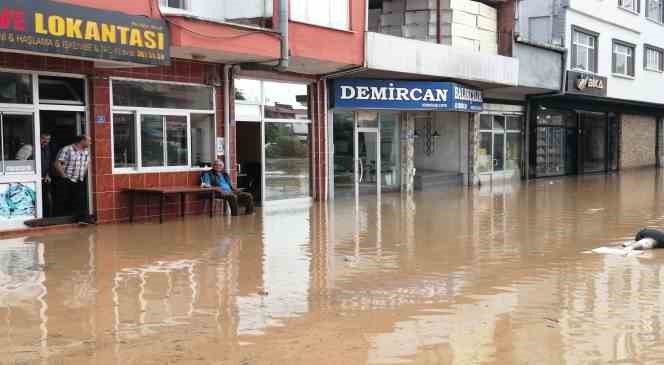 Giresun’un Piraziz ilçesinde Abdal Deresi taştı, ev ve iş yerlerini su bastı