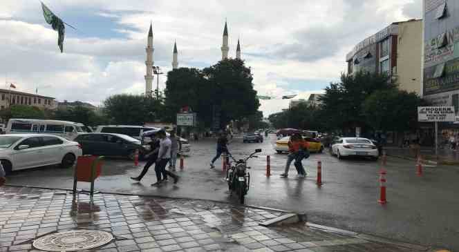 Kavurucu sıcakların hakim olduğu Iğdır’da yağmur yağdı