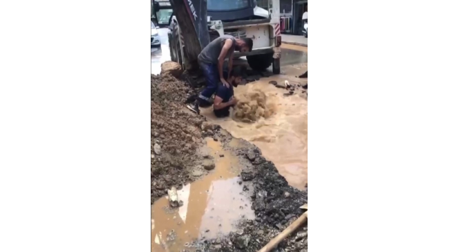 Ataşehir’de İSKİ personelinin patlayan su borusuyla mücadelesi kamerada