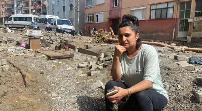 M&uuml;şterilerini kurtardı, kendisini ise sel sularından yakınları kurtardı
