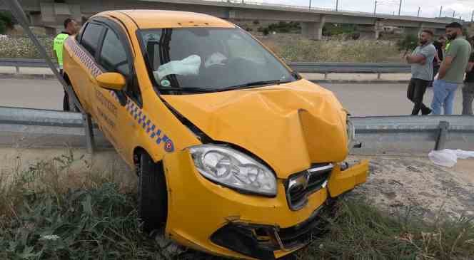 Ticari taksi ile otomobil &ccedil;arpıştı: 3 yaralı
