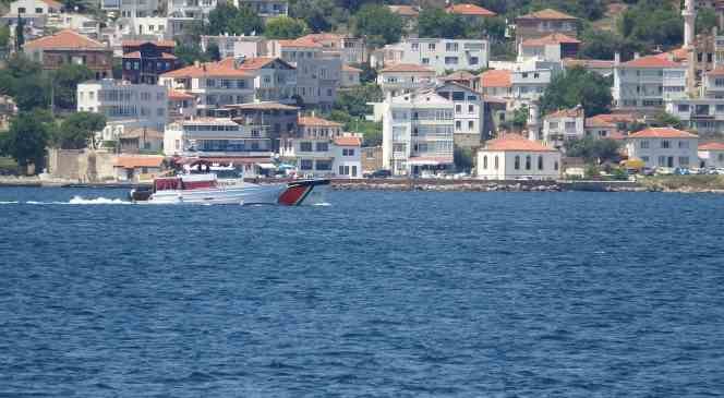 &Ccedil;anakkale Boğazı&rsquo;nda 83 ka&ccedil;ak g&ouml;&ccedil;men ile 2 g&ouml;&ccedil;men ka&ccedil;ak&ccedil;ısı yakalandı
