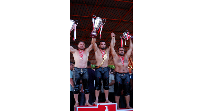 Başpehlivanlara &ouml;d&uuml;l&uuml;n&uuml; Bakan Aşkın Bak verdi
