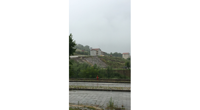 Direkler yıkıldı, istinat duvarı &ccedil;&ouml;kt&uuml;
