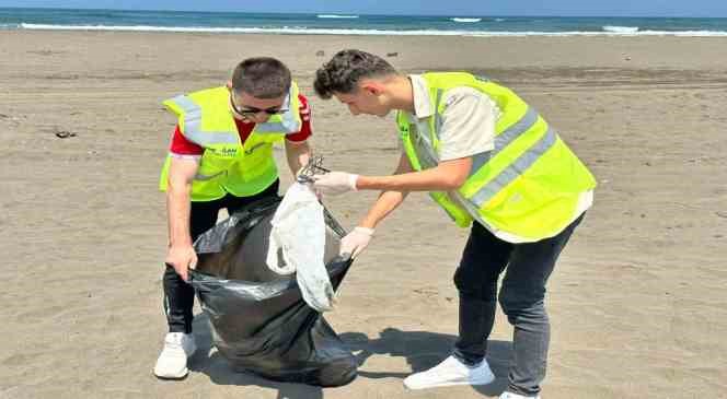 Gençlerden sahil temizliği