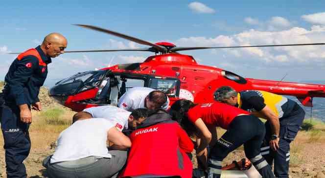 Tunceli&rsquo;de d&uuml;şen vatandaş, ambulans helikopterle hastaneye kaldırıldı
