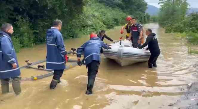 Vatandaşları kurtarmaya giden jandarma &ccedil;ayda mahsur kaldı
