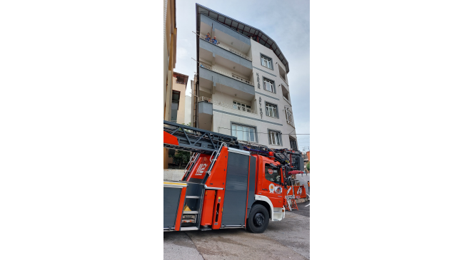 Arkadaşları darp etti, 4. katın balkonundan 3. katın balkonuna atlayarak kurtuldu